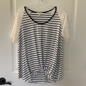 Size small lace sleeve detail